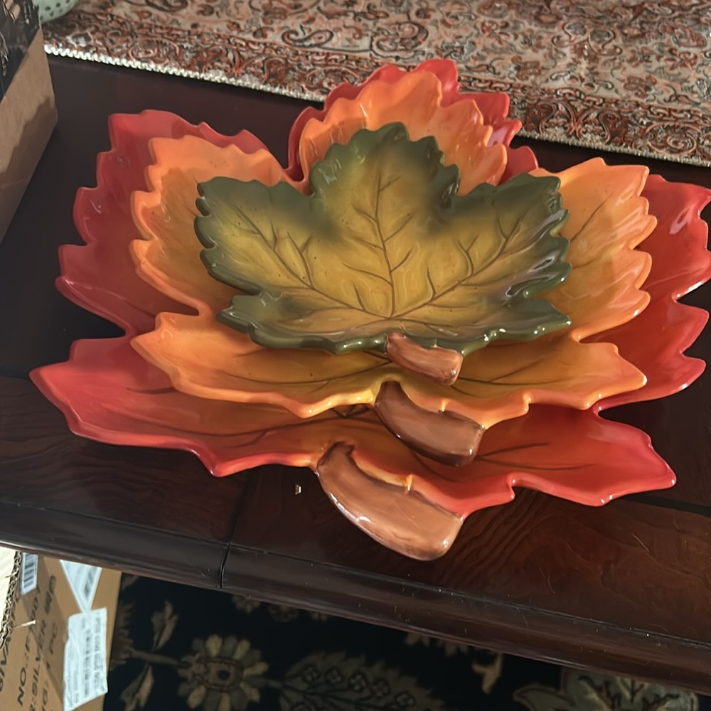Leaf-Shaped Decorative Plates